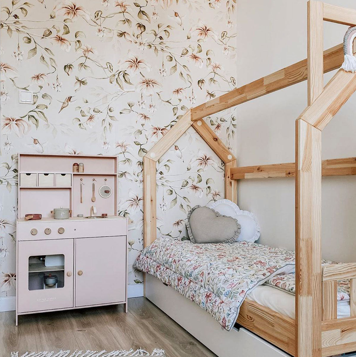 Between The Paradise Trees Coffee, Tapetti