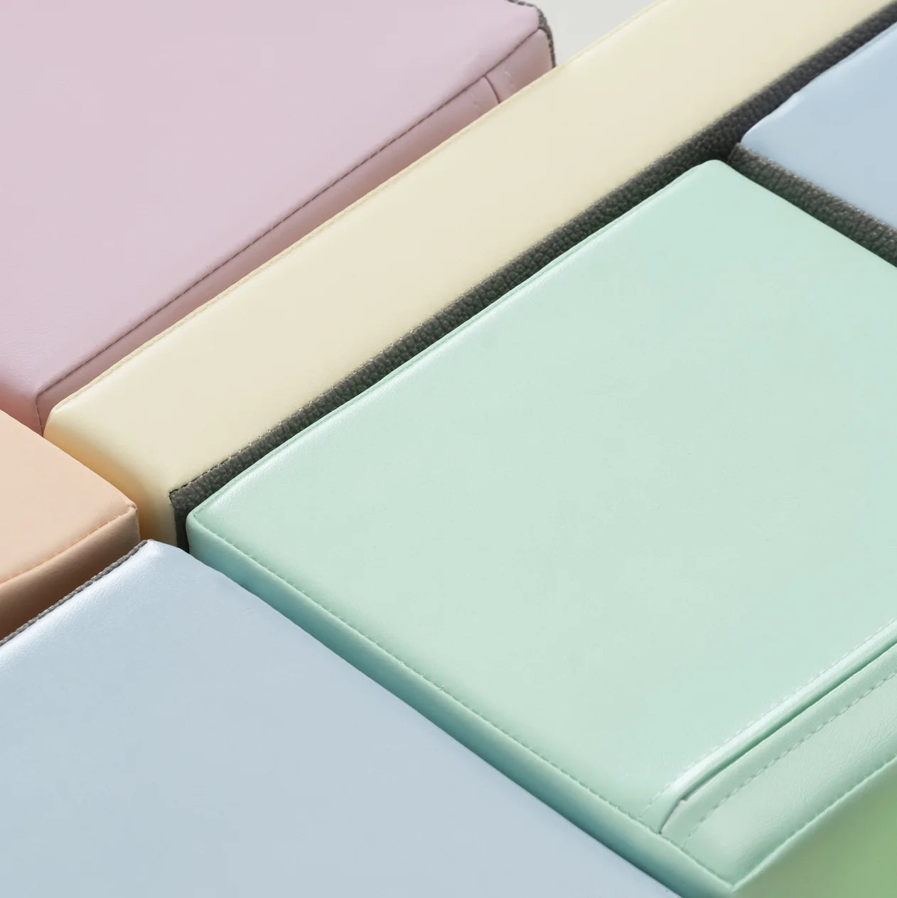 Iglu, Corner Climber, Light Pastel