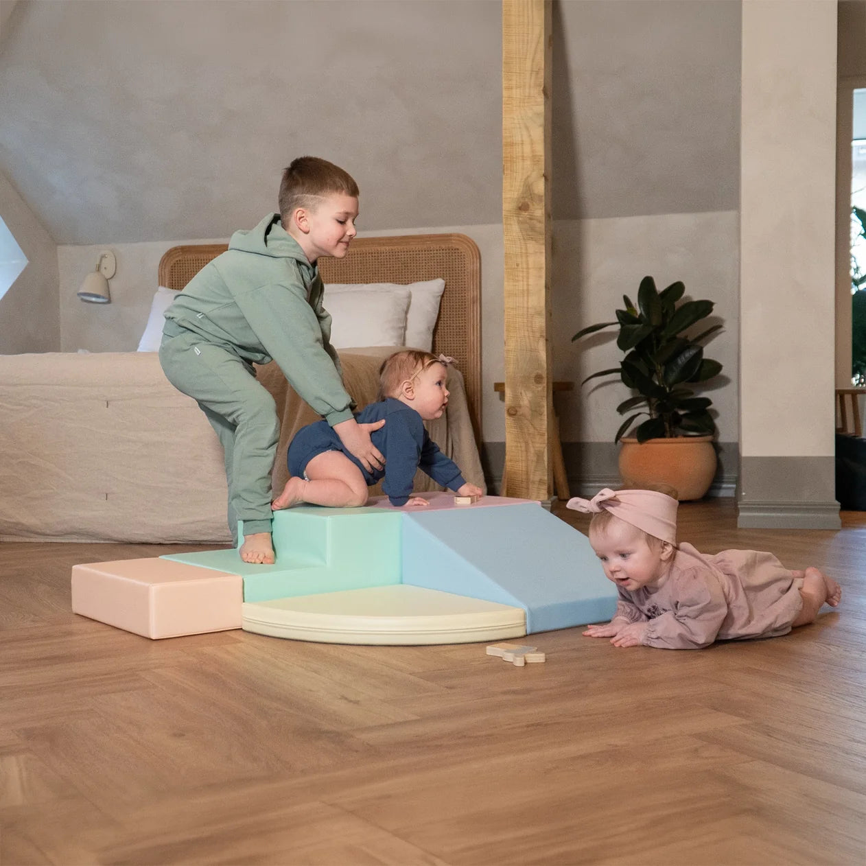 Iglu, Corner Climber, Light Pastel