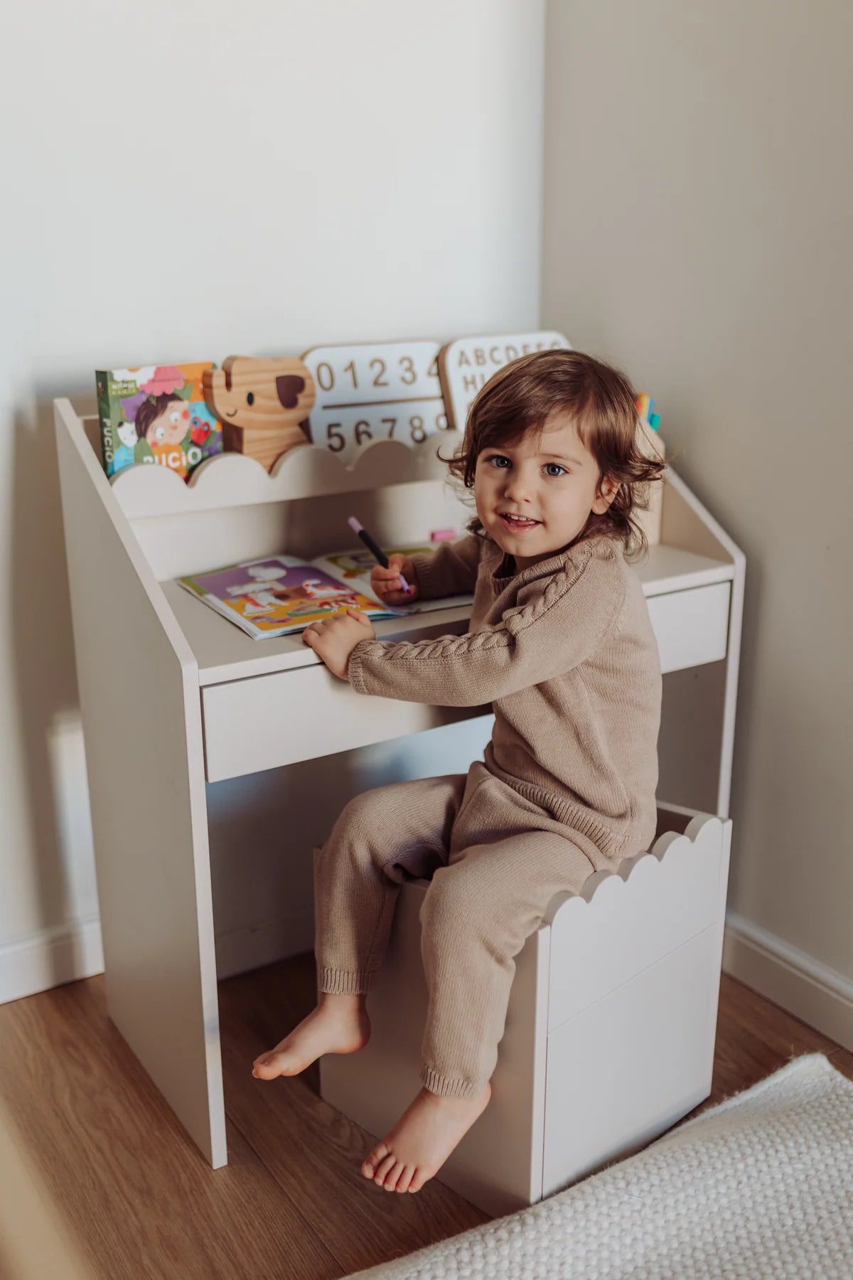 Book Nook, Montessori Pöytä ja Tuolit, Latte