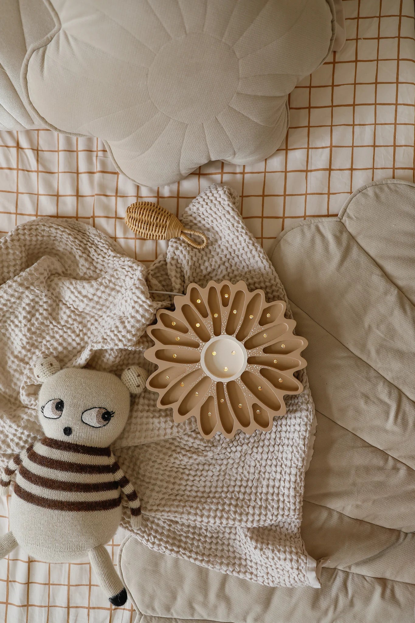Little Lights, Yövalo, Daisy Cappuccino