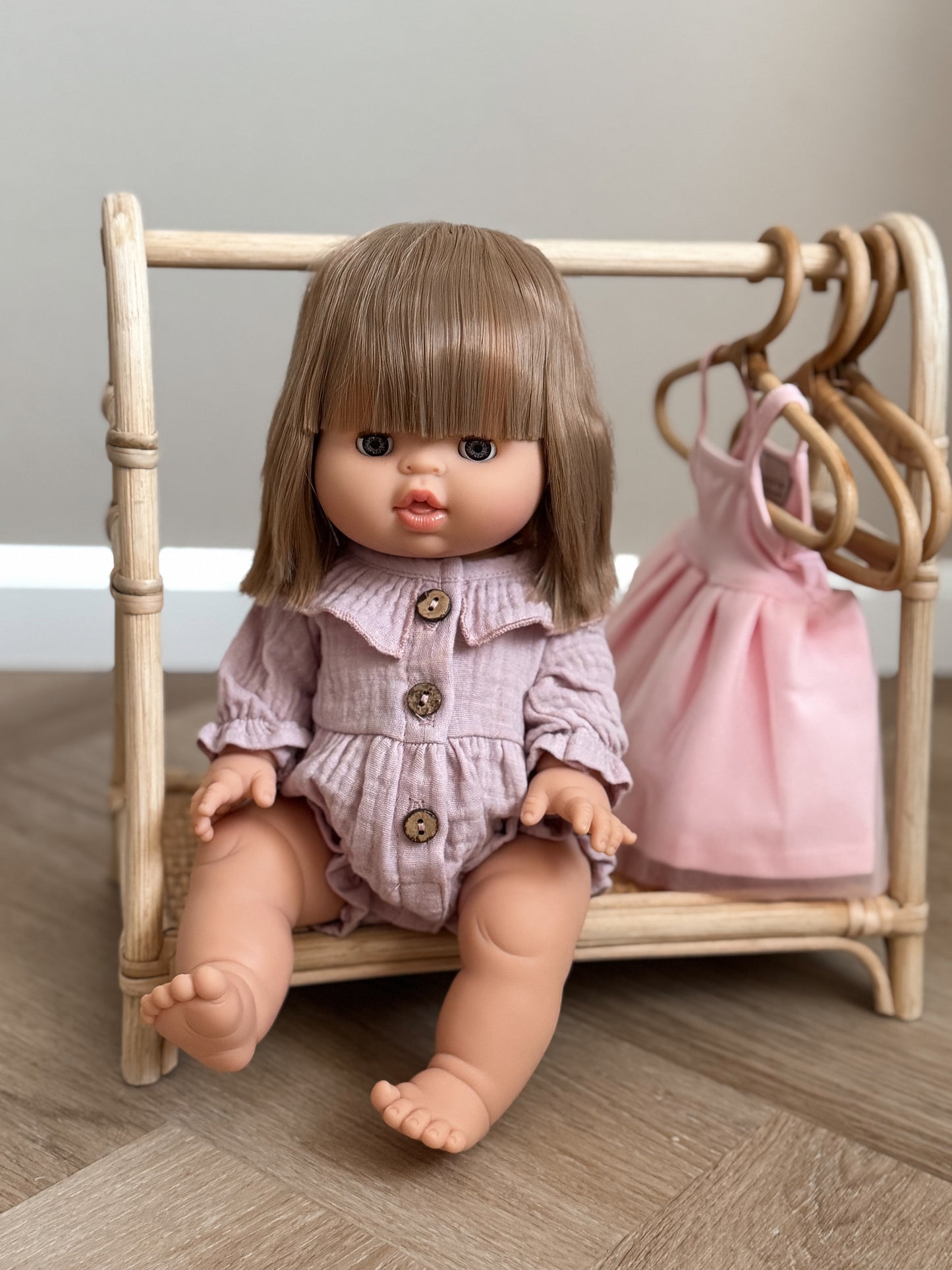 Minikane Sleepy-eyed Doll, Yze, Olika outfits