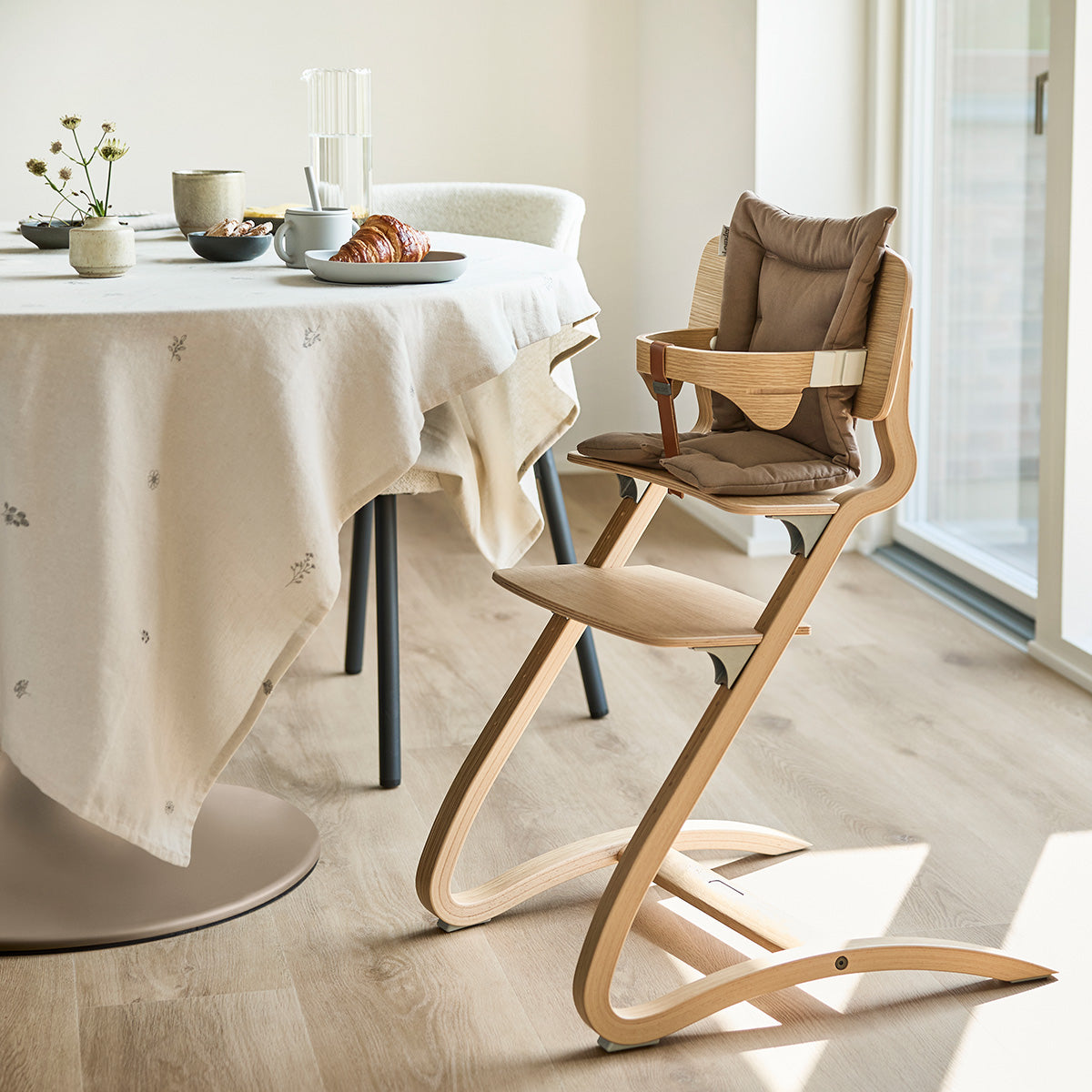 Leander Louie, Turvakaari Syöttötuoliin, Oak