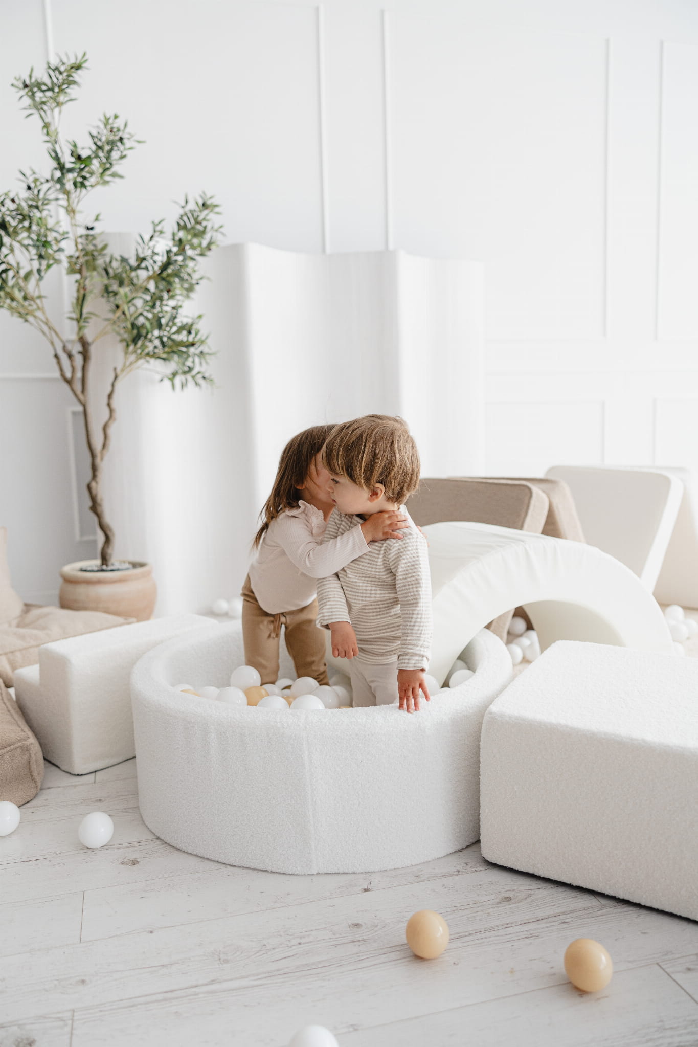 Monio, Sea of ​​Balls, Teddy Beige