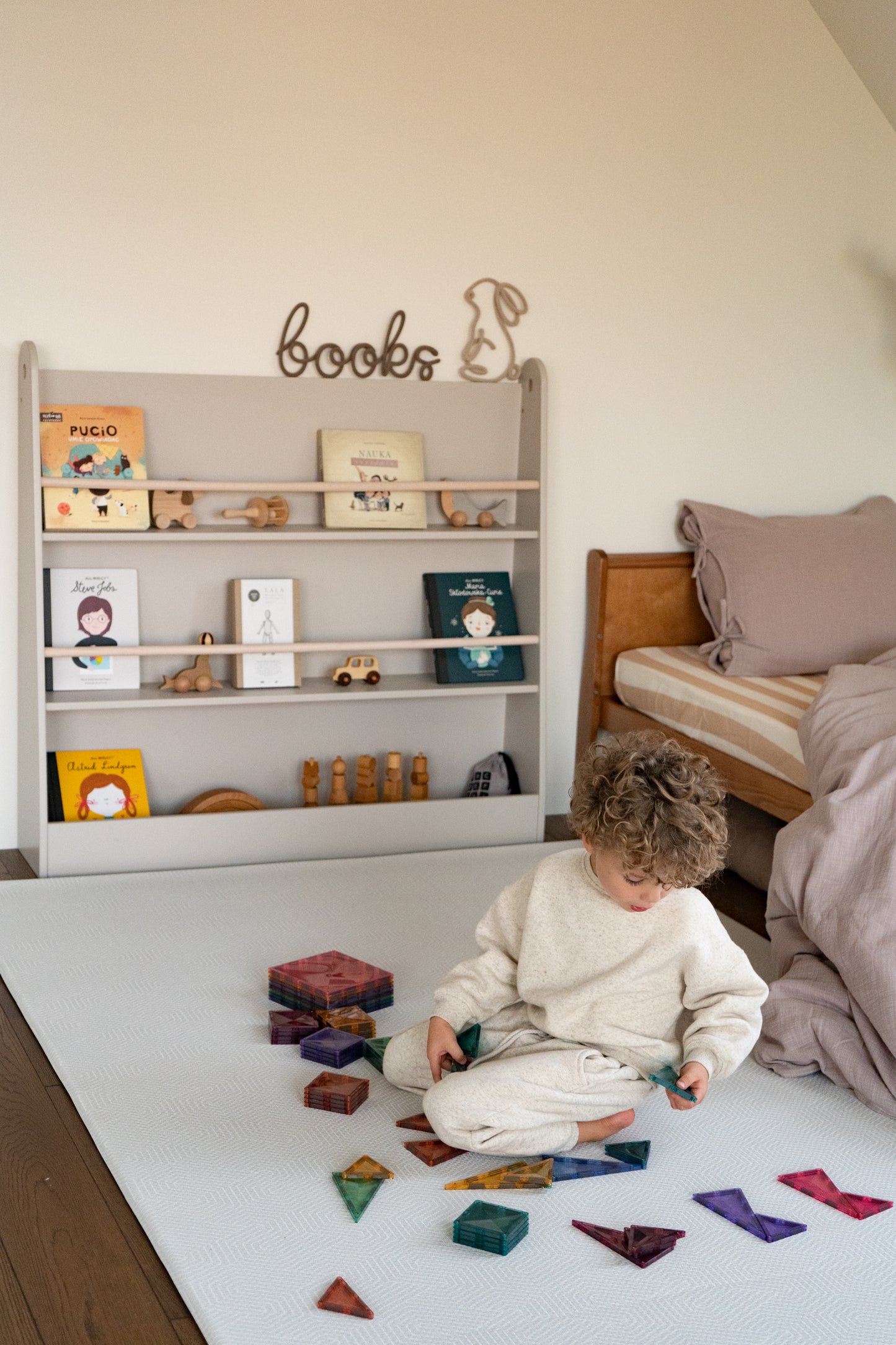 Wood Luck Design, Montessori Bookshelf Bookworm, olika färger