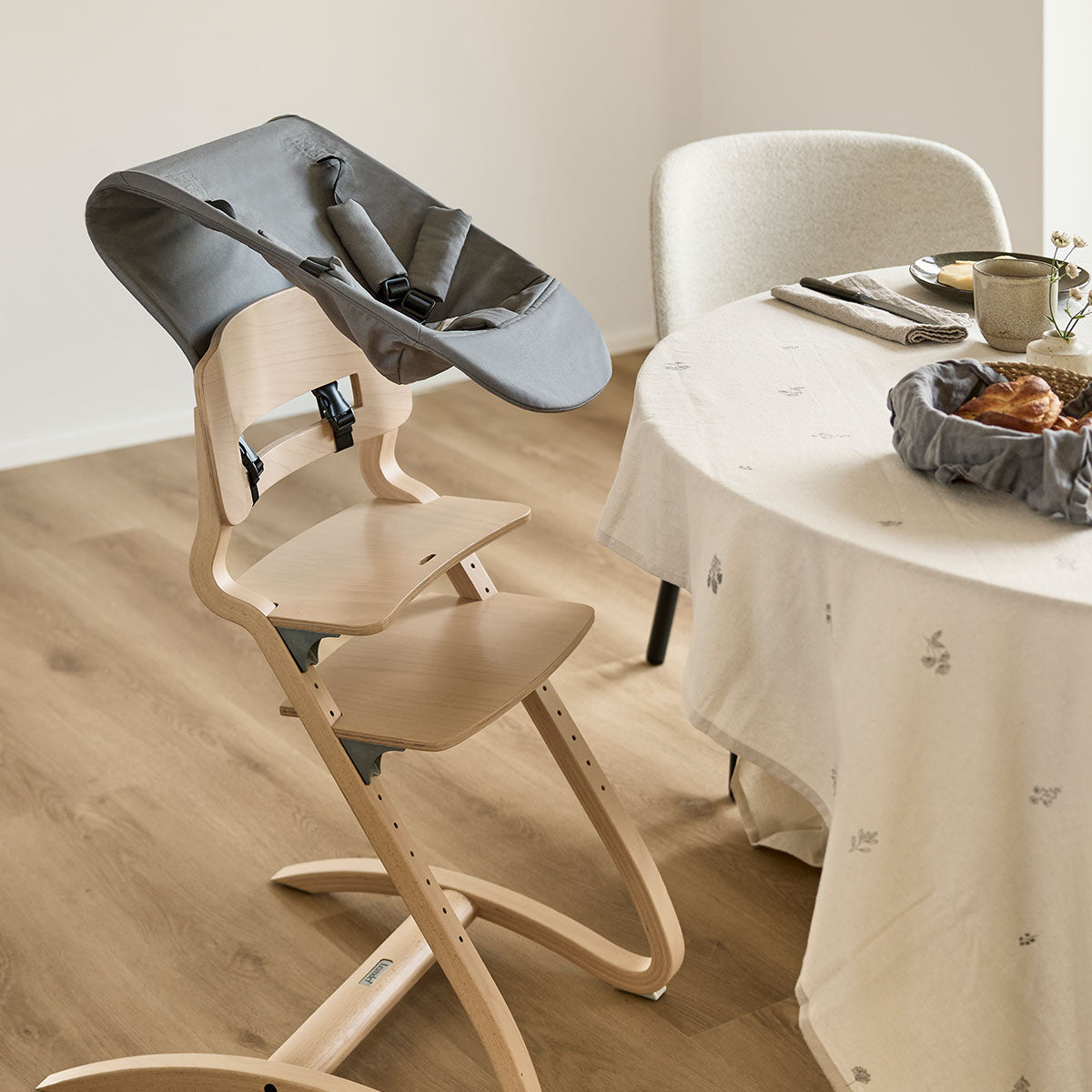 Leander Louie, Vastasyntyneen Istuin, Cool Grey