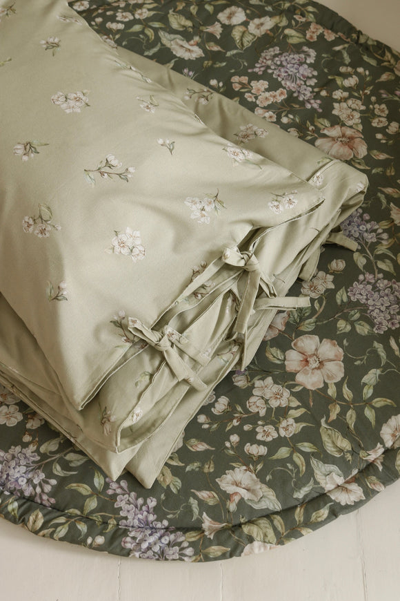 Matuu Pussilakanasetti, Apple Blossoms on Light Green