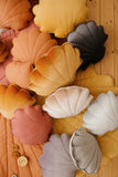 Moi Mili Sisustustyyny Small, Velvet Shell "Gold Pearl"
